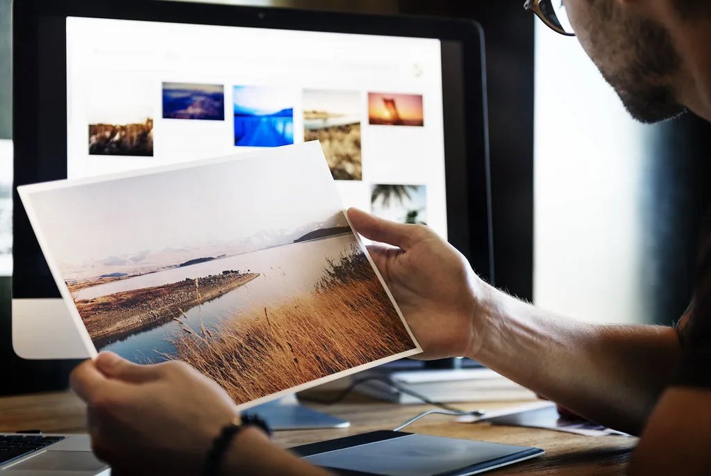 Digitaler Arbeitsplatz mit Laptop für digitale Praxisprozesse