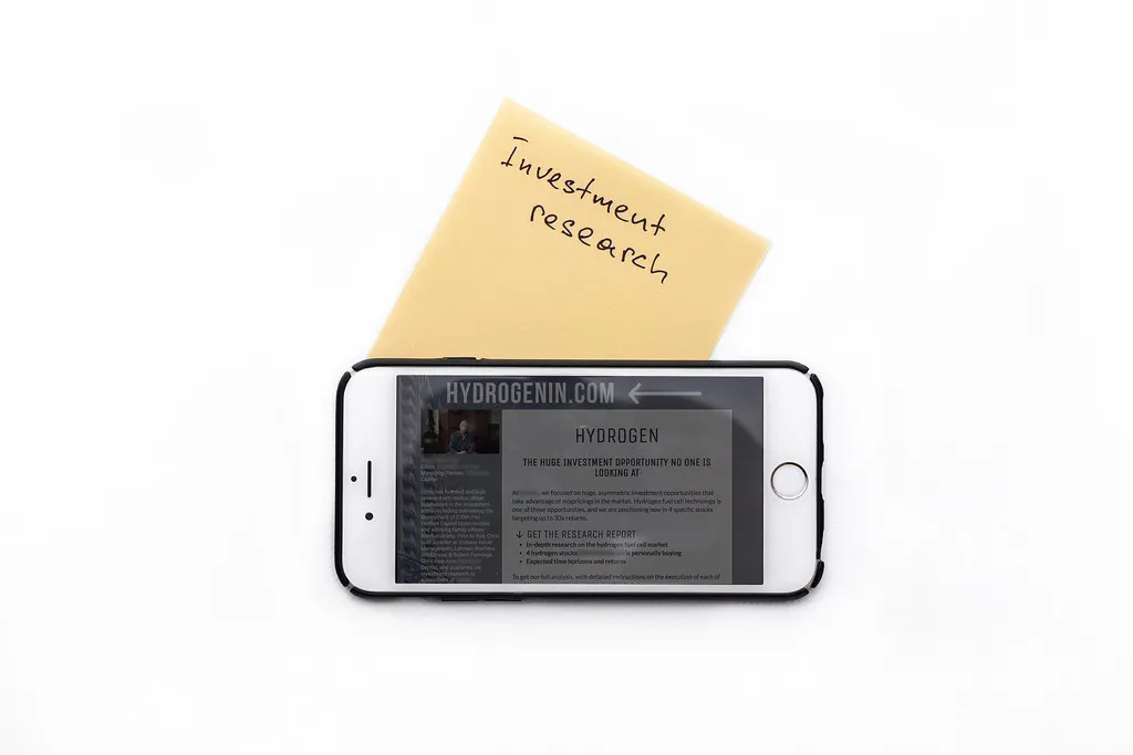 Smartphone und Notizen bei der Planung von Praxismarketing